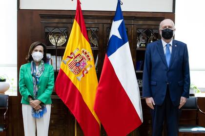 30-09-2021 La ministra de Defensa, Margarita Robles junto a su homólogo chileno, Baldo Prokurica, en una reunión celebrada en el Ministerio de Justicia el 30 de septiembre de 2021 en Madrid. POLITICA MINISTERIO DE DEFENSA
