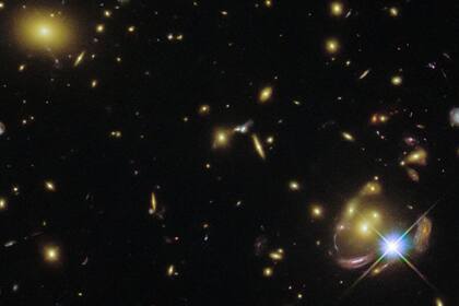 30-11-2021 Abajo a la derecha, imagen triplicada de la misma galaxia por efecto de una lente gravitacional.  Esta imagen repleta de estrellas y galaxias fue capturada por la cámara de campo amplio 3 (WFC3) del telescopio Hubble de la NASA/ESA, utilizando datos que se recopilaron con fines científicos.  POLITICA INVESTIGACIÓN Y TECNOLOGÍA ESA
