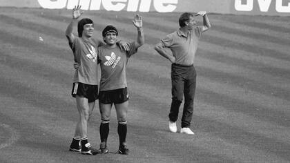 30-6-1990: en el entrenamiento en Trigoria, junto con el Pepe Basualdo y Carlos Bilardo
