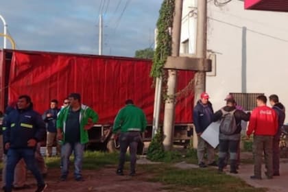 30 camiones y 90 militantes del sindicato de Camioneros bloquearon el ingreso a la fábrica de Morante Construcciones, ubicada en Resistencia, Chaco