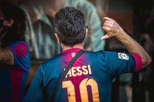 30 de agosto de 2020, España, Barcelona: Un aficionado apunta a su camiseta con la del argentino Lionel Messi durante una protesta frente al estadio Camp Nou contra el presidente del club, Josep Maria, por la disputa contractual de Messi.