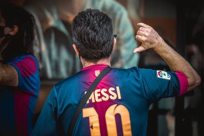 30 de agosto de 2020, España, Barcelona: Un aficionado apunta a su camiseta con la del argentino Lionel Messi durante una protesta frente al estadio Camp Nou contra el presidente del club, Josep Maria, por la disputa contractual de Messi.