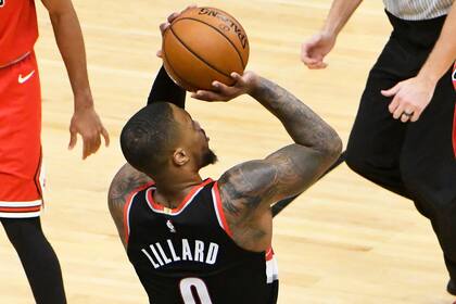 30 de enero de 2021; Chicago, Illinois, Estados Unidos; El escolta de los Portland Trail Blazers Damian Lillard (0) gana con un triple en el timbre contra los Chicago Bulls durante la segunda mitad en el United Center