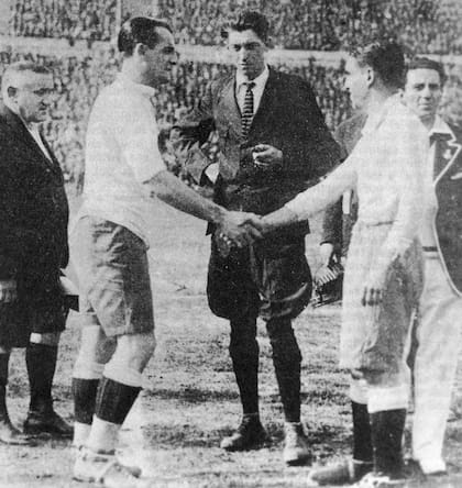 30 de julio de 1930: los capitantes de Uruguay José Nazassi (izquierda) y de Argentina, Manuel Ferreira se saludan antes de la final del Mundial en Montevideo