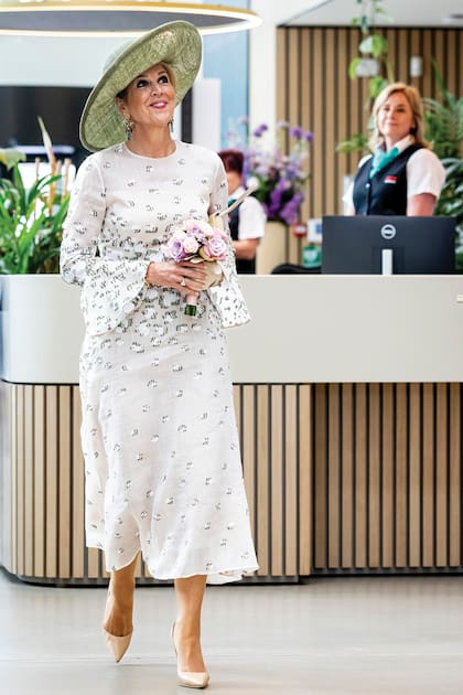30 de mayo. En la inauguración de la nueva sede de DSM-Firmenich en Maastricht, con un vestido blanco estampado de Natan, que acompañó con una pamela de Fabienne Delvigne. Completó con stilettos Gianvito Rossi, pendientes de Ole Lynggaard, pulsera de oro y anillo.