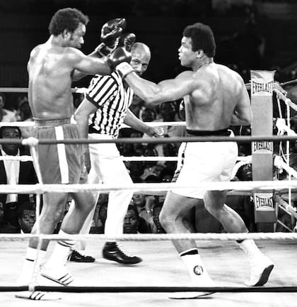 Una postal histórica: el gran combate entre Muhammad Ali y George Foreman en Kinshasa; Alí ganó y recuperó el título mundial en un escenario cuestionado