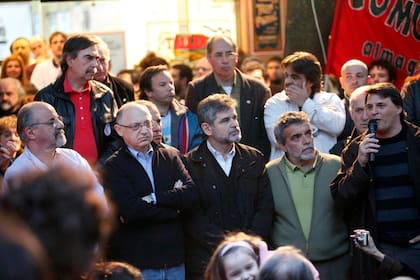 30 de octubre de 2010. El senador Daniel Filmus, el canciller Héctor Timerman, el ministro de Trabajo, Carlos Tomada, la ministra de Defensa Nilda Garre y el diputado Juan Cabandie, entre otros kirchneristas, participaron de la inauguración del centro político y cultural Comunarte.
