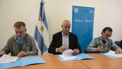30 de octubre de 2023. El entonces secretrario de Derechos Humanos, Horacio Pietragalla, firma con los hijos de Lopez un acuerdo amistoso reconociendo la responsabilidad del Estado en la desaparición