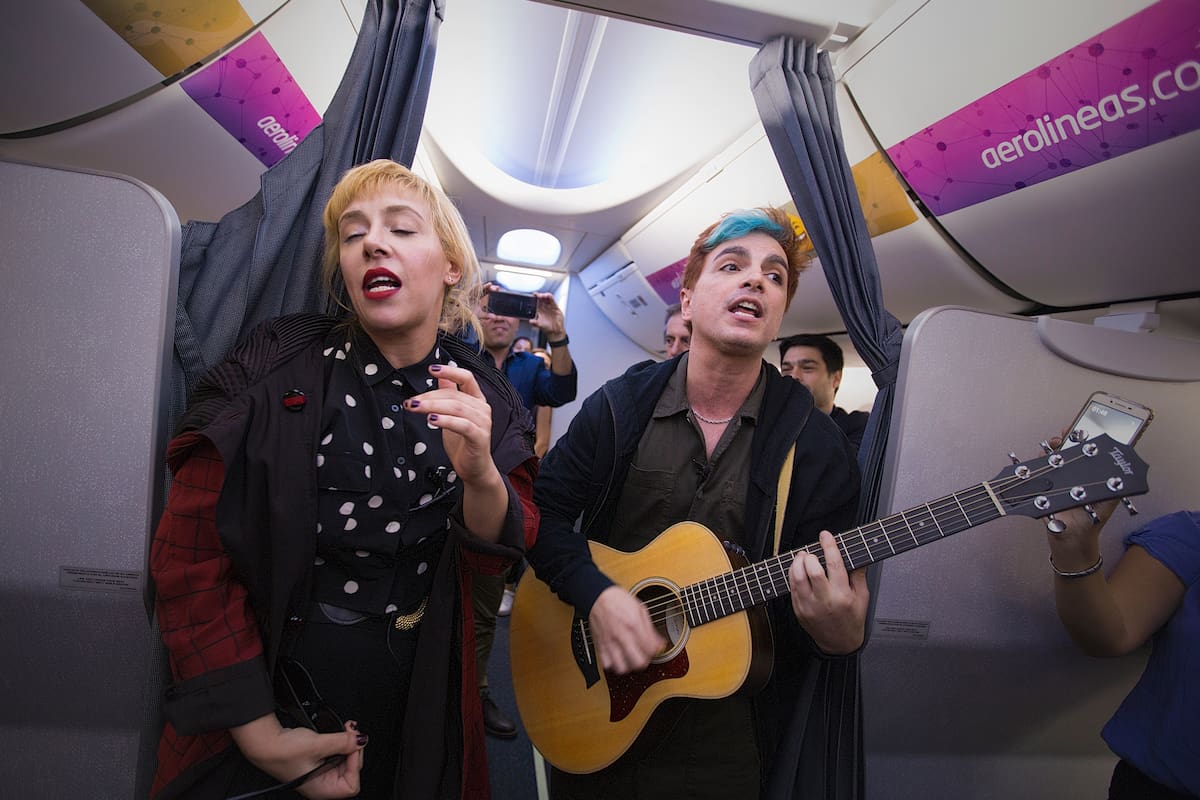 30 personas ganaron un concurso de Aerolíneas Argentinas que les regaló entradas para el Lollapalooza y los invitó a vivir una experiencia única: reunirse en Córdoba y viajar a Buenos Aires con la sopresa de un show de Miranda en pleno vuelo