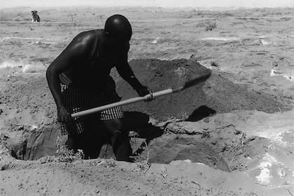 3000 huecos de 1.80 x 50 x 50 cm cada uno (2002)