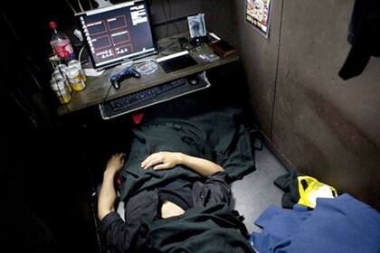 3.000 personas que duermen a diario en los cibercafés no tienen los recursos suficientes para alquilar una vivienda en Tokio