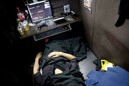 3.000 personas que duermen a diario en los cibercafés no tienen los recursos suficientes para alquilar una vivienda en Tokio