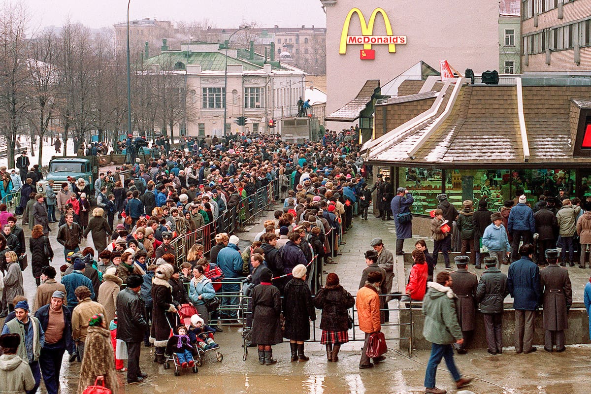 30.000 clientes desfilaron por el primer McDonalds ruso en el día de su apertura, lo que representa un récord para la marca.