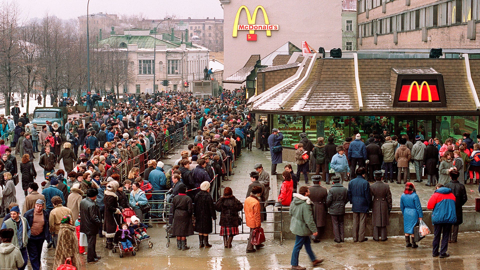 30.000 clientes desfilaron por el primer McDonalds ruso en el día de su apertura, lo que representa un récord para la marca.
