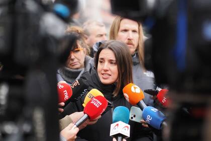 30/01/2024 La secretaria política de Podemos, Irene Montero, atiende a medios a su llegada a un acto para presentar su candidatura para las elecciones europeas, en la Plaza de Fuente Dorada, a 30 de enero de 2024, en Valladolid, Castilla y León (España). Durante el acto, han presentado la candidatura ‘Ahora más que nunca’ con la que se presentan a las primarias de Podemos para elegir a la lista con la que concurrirán a las próximas elecciones europeas del próximo 9 de junio. Este es el primer acto que celebra Irene Montero en Castilla y León para recabar apoyos para su propuesta. POLITICA Photogenic/Claudia Alba - Europa Press