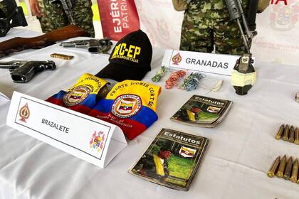 30/03/2024 Brazaletes, armas y documentación incautadas a guerrilleros de la Segunda Marquetalia de las FARC POLITICA SUDAMÉRICA COLOMBIA FUERZAS ARMADAS DE COLOMBIA