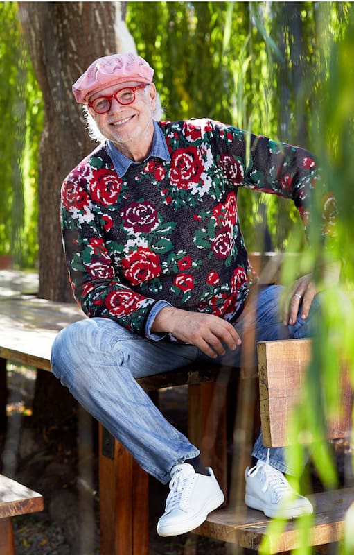 Francis Mallman posa en el restaurante de la bodega Kaiken, en Luján de Cuyo.
