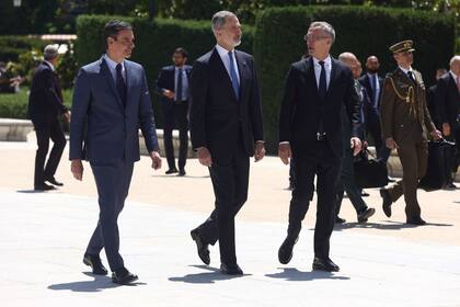 30/05/2022 (I-D) El presidente del Gobierno, Pedro Sánchez; el Rey Felipe VI y el secretario general de la OTAN, Jens Stoltenberg, a su salida del Teatro Real después de participar en la conmemoración del 40º Aniversario del ingreso de España en la OTAN a 30 de mayo de 2022, en Madrid (España). Este acto tiene lugar justo el mismo día en que se produjo formalmente la entrada de España en la OTAN.Los días 29 y 30 de mayo Madrid acoge la Cumbre de la OTAN, 25 años después de la última reunión de los líderes de la OTAN en suelo español en 1997. El compromiso de España con la OTAN se manifiesta en su participación de la mayoría de las misiones de la organización, y lo hace con más de 900 efectivos. POLITICA Eduardo Parra - Europa Press
