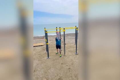 30/05/2023 La fascinante demostración de fuerza de este bebé de 11 meses sujetándose en la barra de dominadas . MADRID, 30 (EDIZIONES) Este niño ha estado demostrando su asombrosa fuerza y resistencia colgándose de las barras de dominadas en la playa. Las divertidísimas imágenes fueron grabadas en Marbella, donde el pequeño estaba de vacaciones con su familia. SOCIEDAD YOUTUBE - VIDELO - LOGAN ROSS