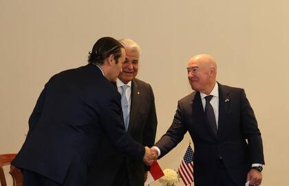 30/06/2024 El presidente electo de Panamá, José Raúl Mulino (centro), recibe a la delegación de Estados Unidos, liderada por el secretario de Seguridad Nacional de Estados Unidos, Alejandro Mayorkas, para su toma de posesión POLITICA EMBAJADA DE EEUU EN PANAMÁ