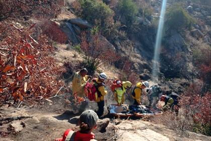 30/09/2023 Al menos dos migrantes mexicanos muertos en un tiroteo en la frontera con Estados Unidos. Al menos dos migrantes mexicanos han muerto y tres han resultado heridos en la madrugada del viernes tras ser tiroteados en el estado mexicano de Baja California cuando intentaban cruzar la frontera con Estados Unidos. SOCIEDAD INSTITUTO NACIONAL DE MIGRACIÓN DE MÉXICO