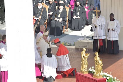 30/09/2023 El Papa Francisco (i) nombra cardenal al arzobispo de Madrid, Jose Cobo (d) en la basílica vaticana de San Pedro, a 30 de septiembre de 2023, en Roma, (Italia). El Papa Francisco celebra un consistorio en el que crea a 21 nuevos cardenales, entre ellos, tres españoles: el arzobispo de Madrid, José Cobo, el rector mayor de los Salesianos, Ángel Fernández Artime, y el obispo de Ajaccio (Córcega), Francisco Javier Bustillo, nacido en Navarra pero vinculado a la Iglesia francesa. Atendiendo a España, con las nuevas incorporaciones, el colegio cardenalicio pasa a contar con un total de 15 cardenales españoles, de los cuales nueve serán electores, es decir, podrán elegir al nuevo Papa en un futuro cónclave, y seis no electores. SOCIEDAD Stefano Spaziani - Europa Press