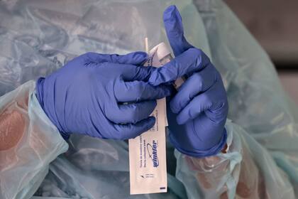 31-01-2022 Test de coronavirus en Chile.  Las autoridades sanitarias de Chile han notificado este lunes más de 26.200 contagios de coronavirus, mientras que el país cuenta con 119.331 casos activos, la cifra más alta desde el inicio de la pandemia y tras una semana con varios récords de infecciones diarias.  POLITICA KARIN POZO/AGENCIAUNO