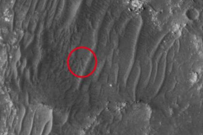 31-03-2022 Helicóptero Ingenuity localizado desde la órbita marciana.  La cámara HiRISE de alta resolución a bordo del orbitador MRO de la NASA ha localizado desde la órbita marciana el minúsculo helicóptero Ingenuity, desplegado en el cráter Jezero.  POLITICA INVESTIGACIÓN Y TECNOLOGÍA NASA/JPL/UARIZONA