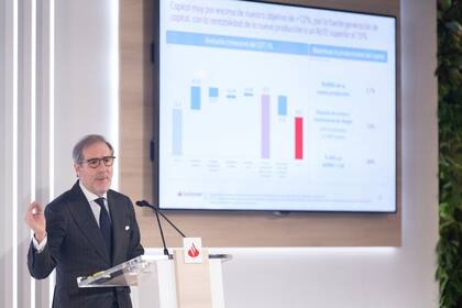 31/01/2024 El consejero delegado de la entidad financiera, Héctor Grisi, durante la presentación de los resultados del 2023 del Grupo Santander, en la Ciudad Grupo Santander, a 31 de enero de 2024, en Boadilla del Monte, Madrid (España). Banco Santander ha batido por segundo año consecutivo su récord de beneficios con un beneficio neto atribuido en 2023 de 11.076 millones de euros, lo que equivale a un incremento del 15,3% respecto al año pasado. Los ingresos por intereses (margen de intereses) crecieron un 12%, hasta los 43.261 millones de euros, mientras que los ingresos totales (margen bruto) se situaron en 57.423 millones de euros, un 10,2% más. ECONOMIA Eduardo Parra - Europa Press