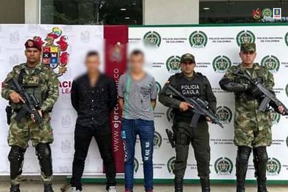 31/03/2024 Miembros de la guerrilla Segunda Marquetalia de las FARC detenidos por la Policía de Colombia. La Fiscalía de Colombia ha informado de la detención de once miembros de la Segunda Marquetalia de la guerrilla de las Fuerzas Armadas Revolucionarias de Colombia que actuaban en 20 municipios de los departamentos de Huila, Meta y Tolima, en el sur del país. POLITICA SUDAMÉRICA COLOMBIA FISCALÍA DE COLOMBIA