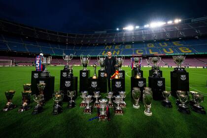 31/05/2023 Sergio Busquets con sus 32 títulos ganados con el FC Barcelona, en su último homenaje en el Spotify Camp Nou. "Es un hasta luego porque nos volveremos a encontrar y a disfrutar" Xavi: "Me gusta tener a Busi, ha rozado el '10' en todo" DEPORTES FCB