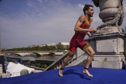 31/07/2024 Alberto González durante la prueba de triatlón de los Juegos Olímpicos de París. El triatleta español Alberto González ha terminado octavo este miércoles en la prueba de triatlón masculino de los Juegos Olímpicos de París, asegurando el diploma olímpico, todo en una cita que ha coronado al británico Alex Yee y en la que los otros dos españoles en liza, Antonio Serrat y Roberto Sánchez Mantecón, han terminado en 32ª y 36ª posición, respectivamente. EUROPA DEPORTES FRANCIA COE