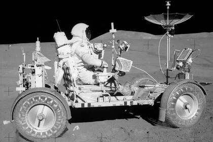 31/07/2024 Dave Scott pilotando el 'buggy' lunar. Este 31 de julio se cumplen 53 años de que el astronauta de la misión Apolo XV Dave Scott pilotase por primera vez el famoso 'buggy' todoterreno para desplazarse por la superficie lunar. POLITICA INVESTIGACIÓN Y TECNOLOGÍA NASA