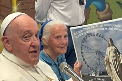 31/07/2024 El Papa visita por sorpresa una comunidad de feriantes y artistas de circo del Luna Park de Ostia Lido, a las afueras de Roma, donde también reside la monja argentina Geneviève Jeanningros, hermanita de Jesús SOCIEDAD VATICAN NEWS