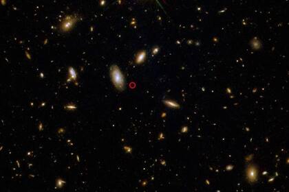 31/08/2023 Explosión de rayos gamma 211211A, cuya ubicación está rodeada de un círculo rojo. POLITICA INVESTIGACIÓN Y TECNOLOGÍA NASA, ESA, RASTINEJAD ET AL.