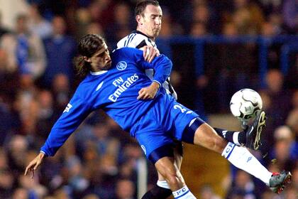 Hernan Crespo del Chelsea es abordado por Lee Bowyer del Newcastle United durante su partido de fútbol de la Premier League inglesa en el Stamford Bridge de Londres, el 9 de noviembre de 2003.