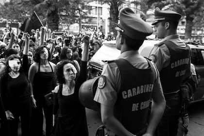 El 25 de octubre de 2019, una multitud se congregó en plaza Italia de Santiago, bautizada “Plaza de la Dignidad”, para pedir cambios sociales estructurales y una nueva constitución