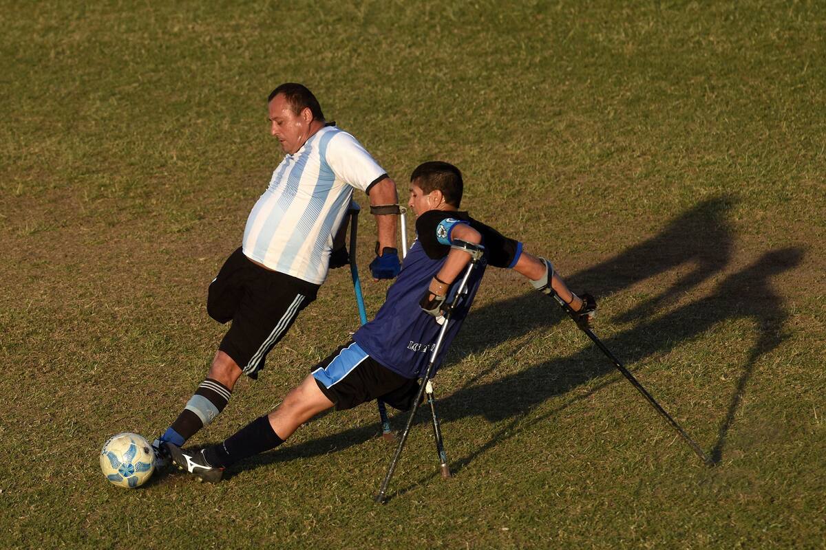 31° Muestra Anual de Fotoperiodismo Argentino. San Miguel de Tucumán, agosto de 2019. Dos jugadores disputan la pelota en el partido amistoso entre la Selección Nacional de Fútbol de amputados y la Selección Tucumana “Los Leones”