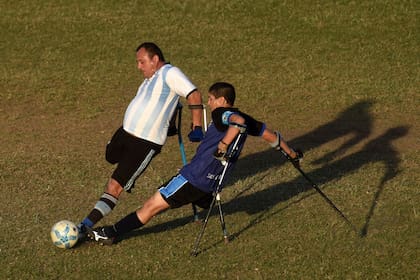 31° Muestra Anual de Fotoperiodismo Argentino. San Miguel de Tucumán, agosto de 2019. Dos jugadores disputan la pelota en el partido amistoso entre la Selección Nacional de Fútbol de amputados y la Selección Tucumana “Los Leones”
