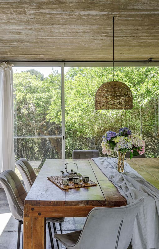 Por su calma, una casa de veraneo en La Pedrera se transformó en sede de encuentros permanentes