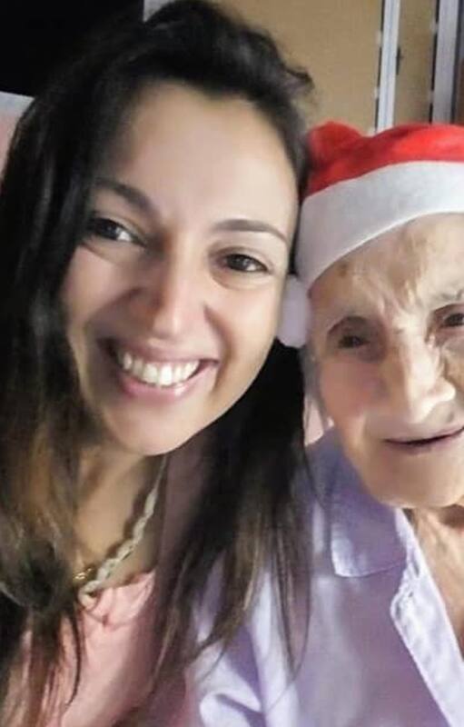 Una vecina llevó a vivir a su casa a una mujer de 96 años y hoy juntas preparan barbijos