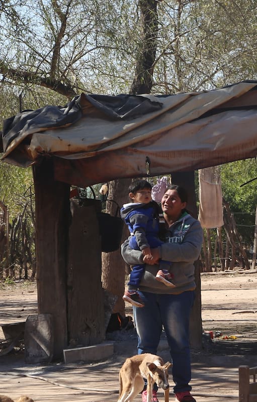 Es analfabeta, enviudó dos veces, se le murió un hijo y lucha por sacar a su familia adelante