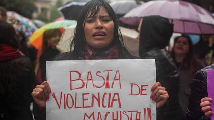 34
Una gran cantidad de mujeres se vistieron hoy de negro y pararon sus actividades en repudio a la violencia de género y el maltrato.