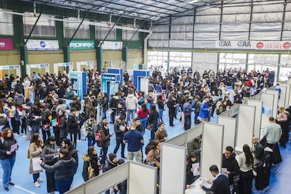 3.498 personas asistieron a la feria para entrevistarse con representantes de 30 empresas