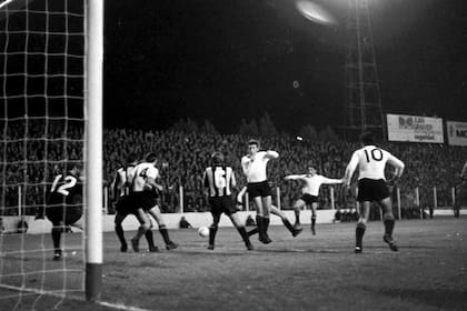 35) Ataque permanente; Estudiantes sabía que debía tomar una ventaja ante Peñarol en La Plata, y la consiguió sobre el final