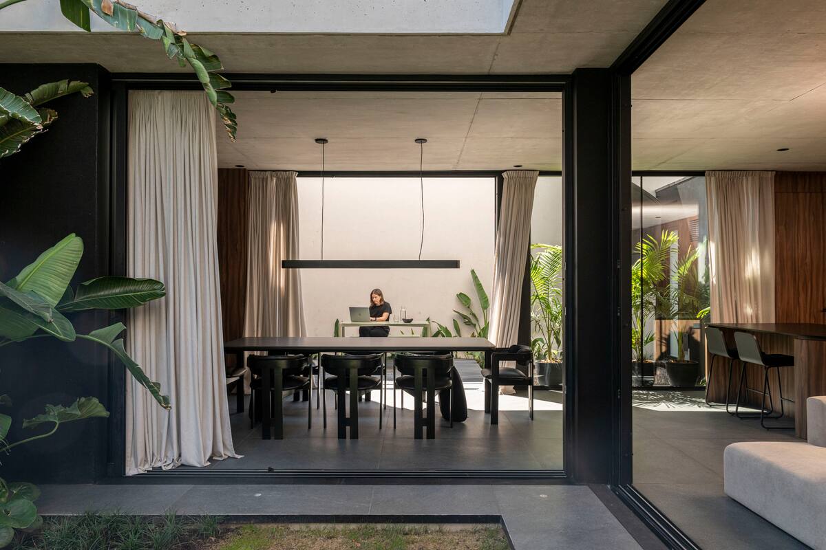 En un terreno ajustado, demolieron un chalet y sacrificaron la cochera para tener una casa luminosa con jardín y pileta