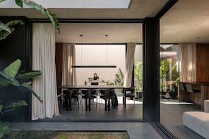 Demolieron un chalet y sacrificaron la cochera para hacer una casa luminosa con jardín y pileta
