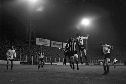 37) Otra vez a la carga Estudiantes: Flores, Rudzki y Togneri intentan con el juego aéreo