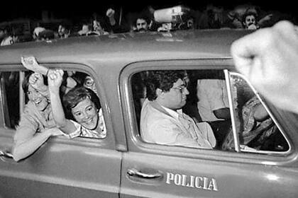 38 estrellas. La mayor fuga de una cárcel de mujeres de la historia. Libro de Jorgelina Licitra. Lucía (der.) y María Elia Topolansky, compartieron el encierro en la cárcel de Cabildo, pero apenas se hablaban. Aquí se las ve en 1985, después de que se dictó una amnistía