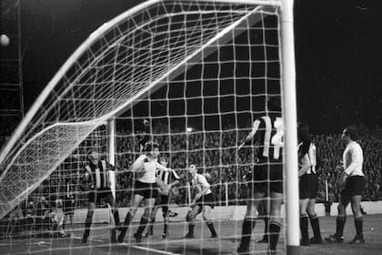 38) La pelota parada, una complicación permanente para Peñarol; el arquero Pintos despeja un centro por arriba del travesaño